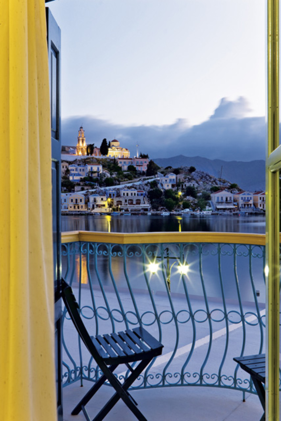 Балкон веко. Санторини Греция балконы. Греческий балкон. Вид на море с балкона. Санторини балкон.